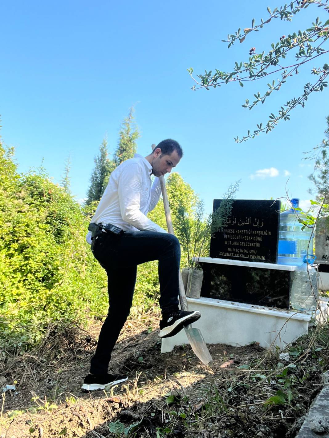 Cinsel istismardan ölen bebeğin mezarını soruşturmayı yürüten komiser yaptırdı. Bu 'İyi insanlar iyi ki varlar' haberidir 20